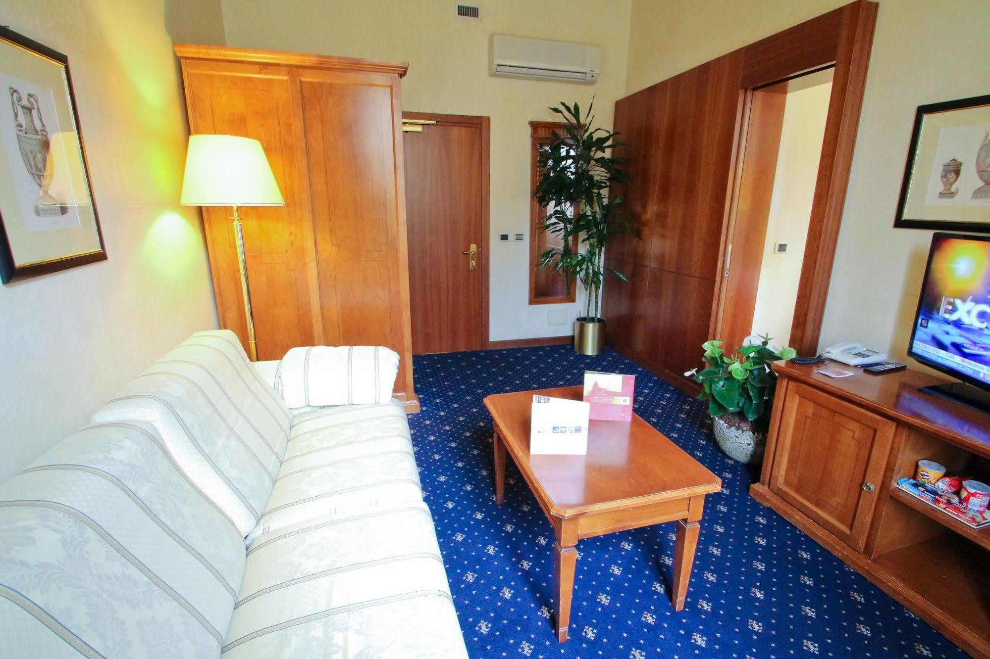 Una Hotels Empire Roma Exterior photo
